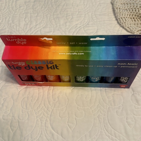 Tie dye kit- new set/ Never Used!! of SEI brand spray bottles of tie dye - Picture 3 of 3